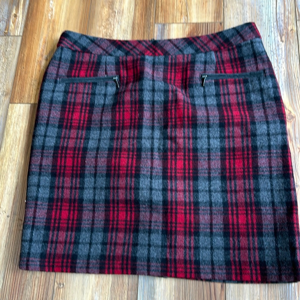Bob Timberlake size 10 fully lined plaidwool skirt. Front zipper pockets.